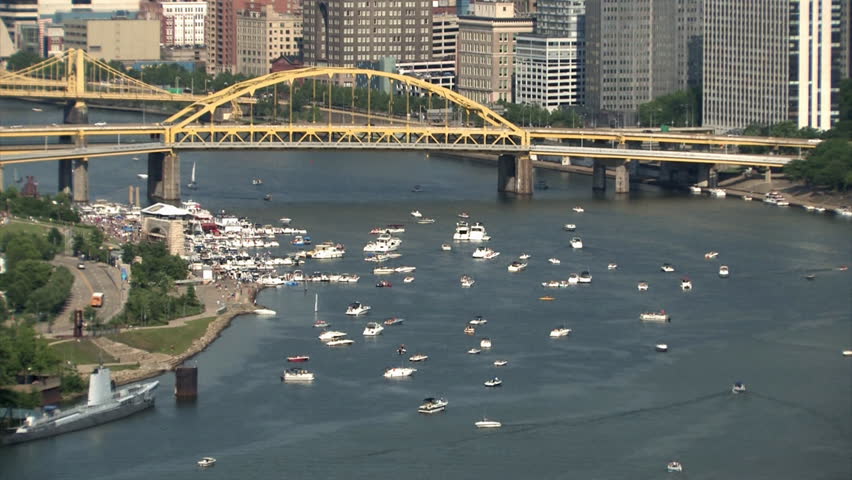 Boats on the Ohio River time lapse.