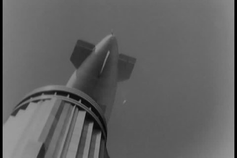 1930s - Tiny zeppelin succeeds in package delivery to New York skyscraper.