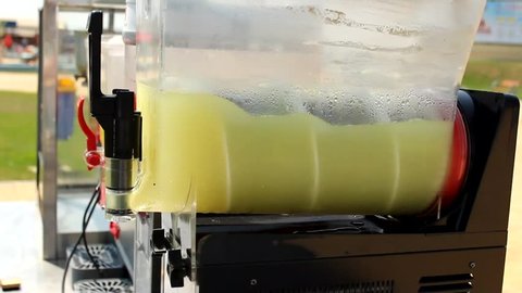 making fresh juice and lemonade - Βίντεο στοκ
