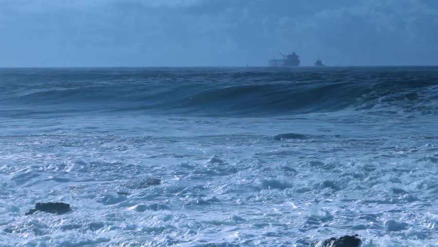 Waves and the ship on horizon 