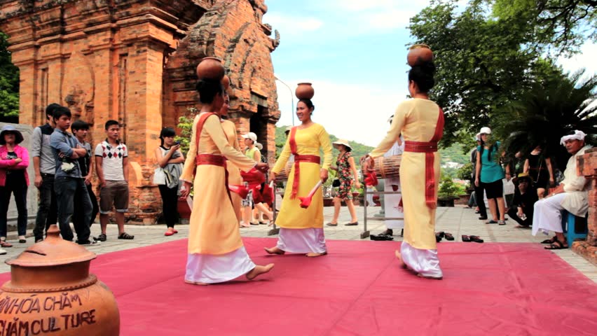 Nha Trang - JULY 18: Local folk dance show at Po Nagar towers on July 18, 2013
