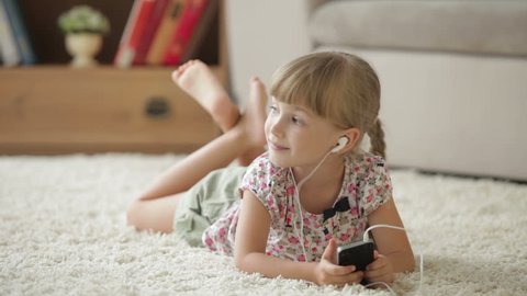 Cheerful Little Girl Lying On Stockvideos Filmmaterial 100 Lizenzfrei 4419602 Shutterstock