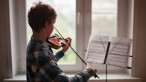 Violinist, Teenager playing the violin