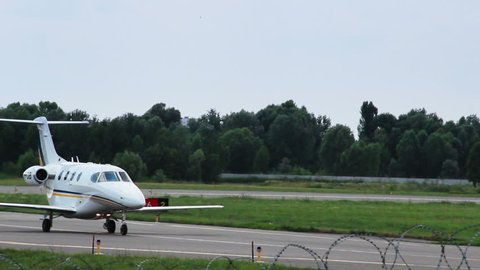 Small jet Hawker Beechcraft 390 Premier IA steering in airport
