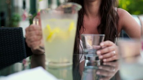 Woman pouring fresh lemonade into glass in cafe
 - Βίντεο στοκ