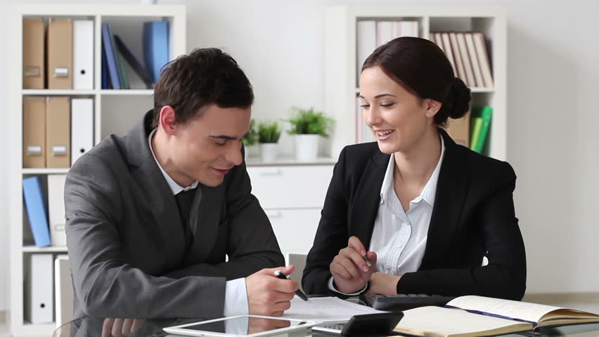 Explain. Диджитал агентство. Explaining details. Explaining details. Женщина инвестор.