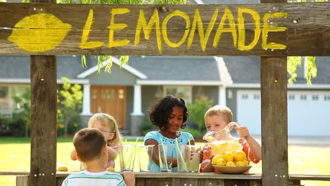 Kids with lemonade stand स्टॉक व्हिडिओ
