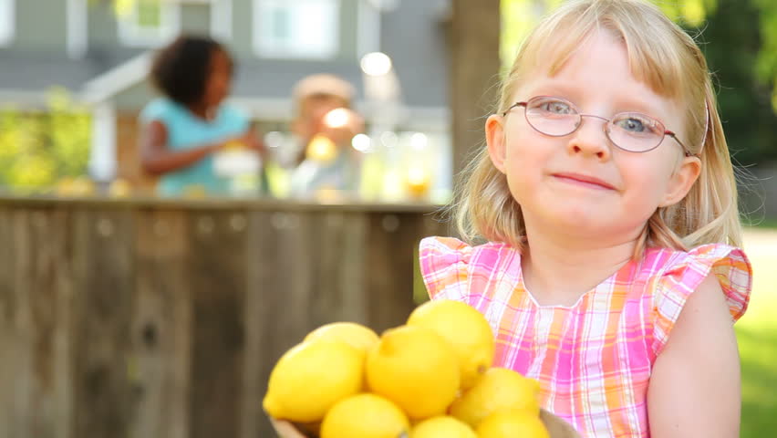 Лимонная девушки 1. Лимоны девочки. Девочки с лимонным привкусом. Девочка с лимонами для детей. Девушка в лимонном саду.
