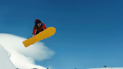 Snowboarder jumps into sky, slow motion 库存视频