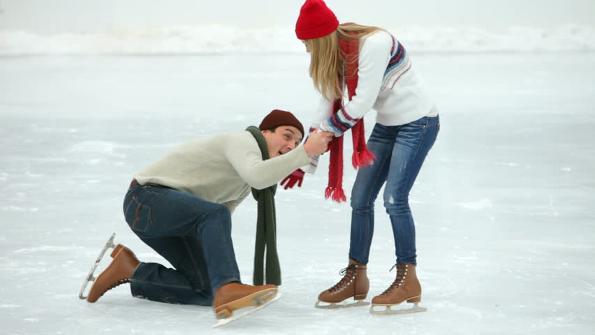 Couple Ice Skating Together In Stok Videosu 100 Telifsiz 4627814 Shutterstock