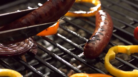 Sausage and vegetables on barbecue grill 库存视频