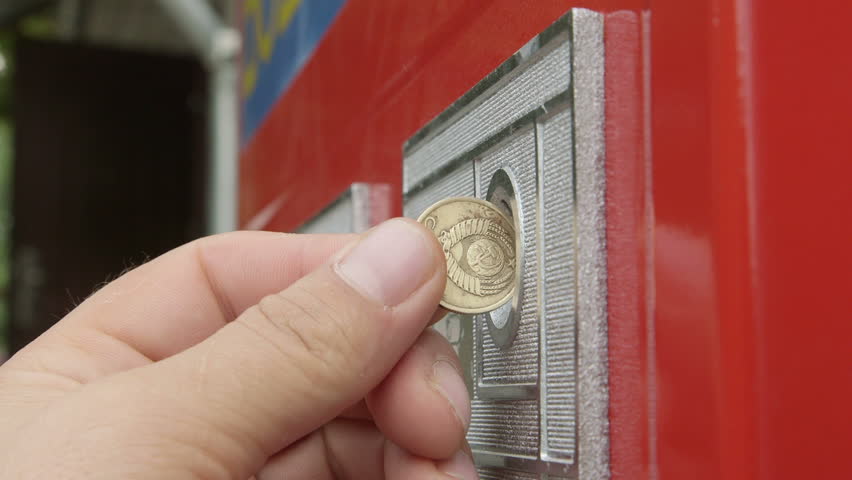 customer inserts coin into money slot: стоковое видео (без лицензионных пла...