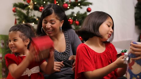 Hispanic family together at Christmas  ஸ்டாக் வீடியோ