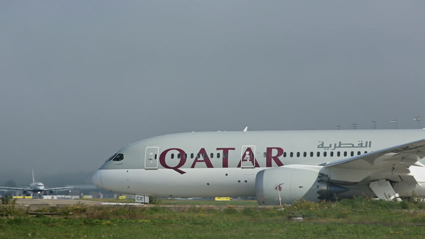 OSLO AIRPORT 12 SEPT 2013: Qatar Airways Boeing 787 Dreamliner taxi for take off