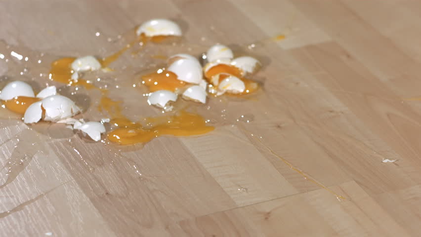 Broken on the floor. Разбитое яйцо. Разбитые яйца на полу. Разбитые яйца на полу кухни. Разбитое яйцо лежащие на полу.