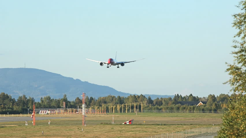 OSLO AIRPORT10 SEPT 2013: Norwegian Boeing 787 Dreamliner landing at Oslo