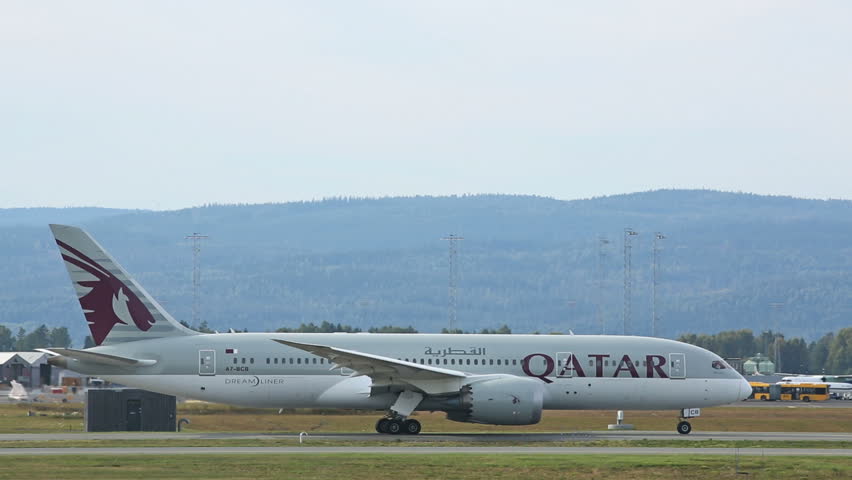 OSLO AIRPORT 10 SEPT 2013: Qatar Airways Boeing 787 Dreamliner taxing for take