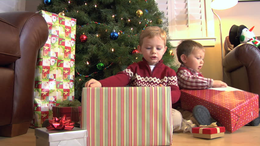 два мальчика открывают рождественские подарки: стоковое видео (без лицензио...