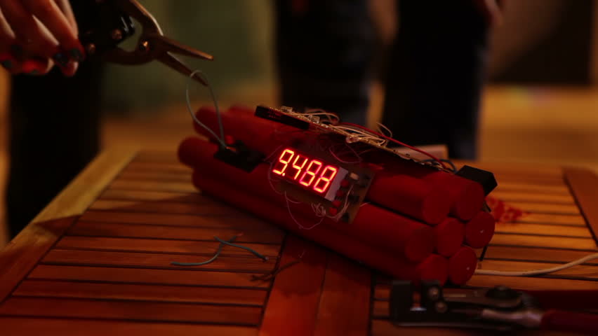 Practice bomb disposal with a clockwork mechanism