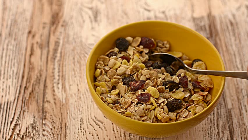 CLOSE UP MUESLI IN BOWL