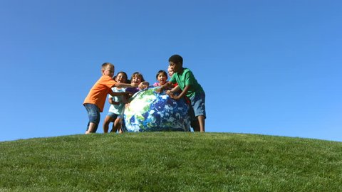 Children rolling Earth 库存视频