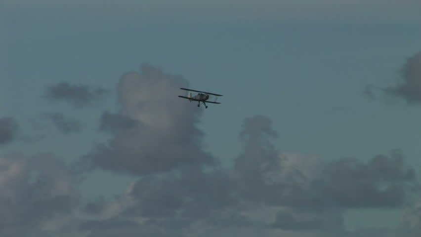 De Havilland tiger moth landing