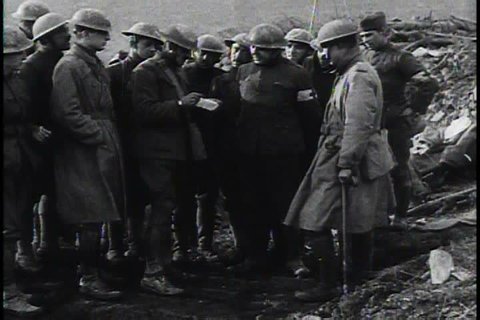 1910s - World War One ends and the world celebrates. Vídeo Stock