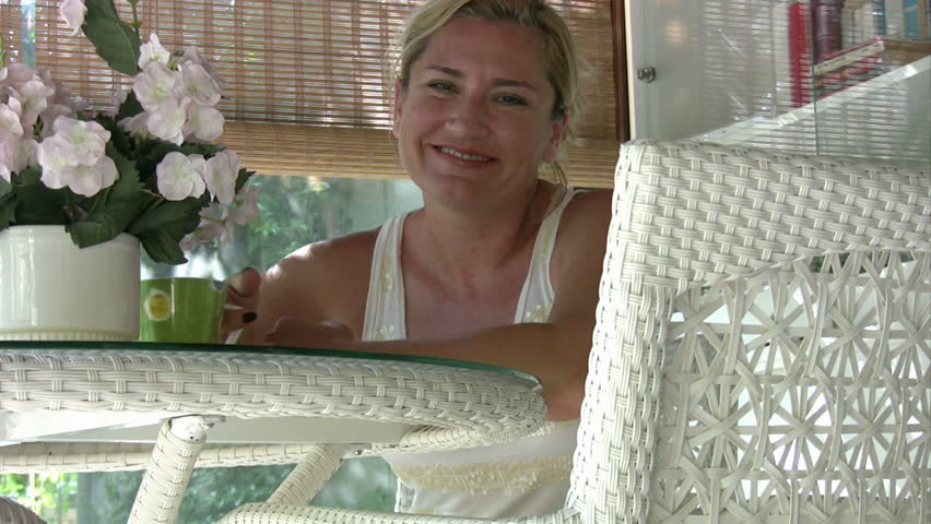 Woman drinking coffee and smilig