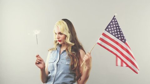 Patriotic woman holding american flag cinemagraph seamless loop स्टॉक वीडियो