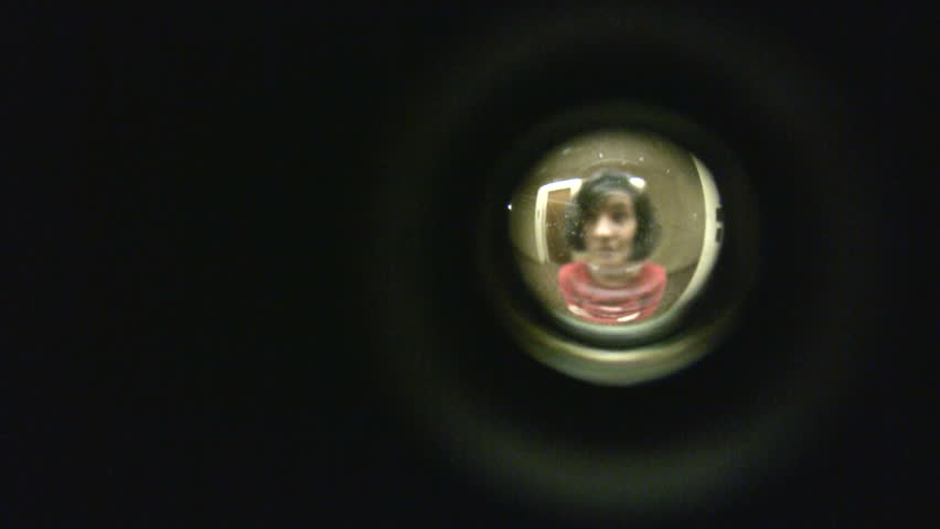 how to look through a peephole