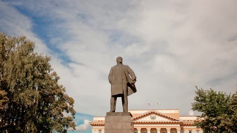 Ленин видео. Памятник Ленину в Чкаловске. Памятник Ленину в Греции. Памятник Ленин шариков.