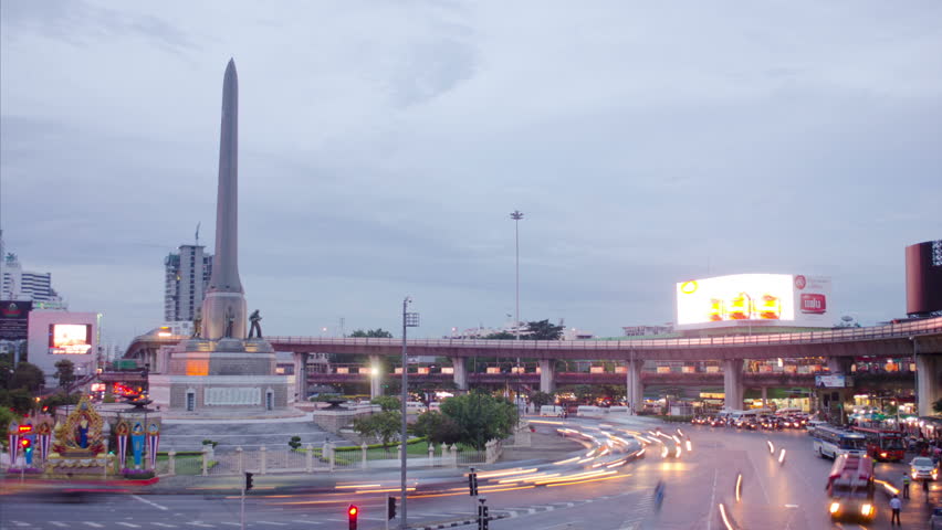 BANGKOK, THAILAND - NOVEMBER 8, 2013: Time lapse of Victory Monument at dusk, in