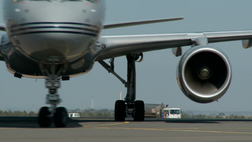 A turning Boeing 757 with view of engine nacelle mounted on the wing