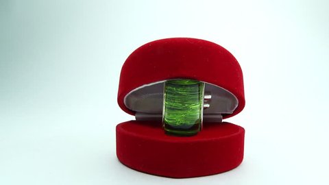 Jewelery emerald ring in red box as present స్టాక్ వీడియో