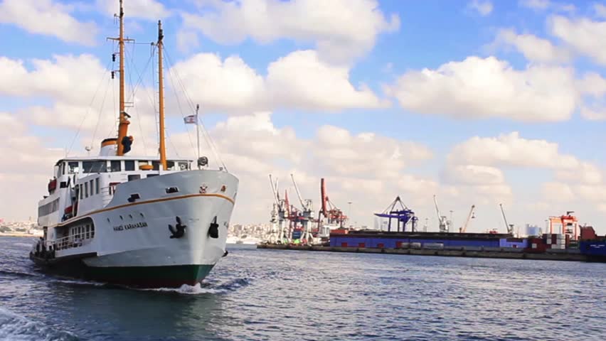 ISTANBUL - AUG 8: SHs Ferry HAMDI KARAHASAN sails to Kadikoy in Istanbul, August
