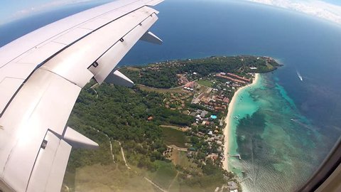 Flight approach to Cox Hole airport in Roatan, Honduras.