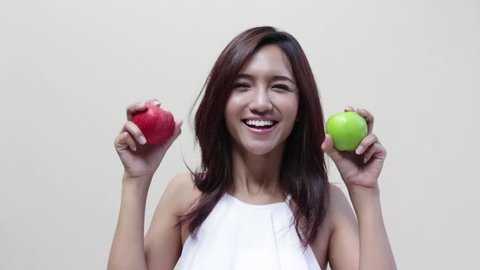 beautiful woman showing red and green apple, healthy food selection concept : montage HD
