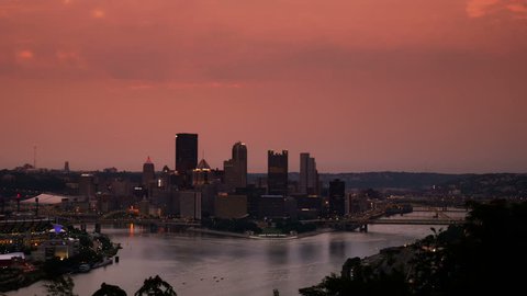 Time lapse of the sun rising over the city of Pittsburgh  4K Ultra HD วิดีโอสต็อก