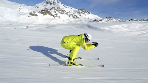 following alpine skier on ski piste to ski lift
 : vidéo de stock