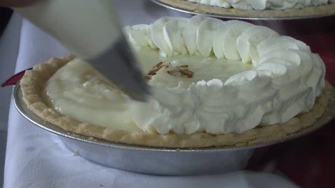 BANANA CREAM BAKERY PIE HOME MADE BEING TOPPED WHIP CREAM HD 1080 1920X1080 库存视频