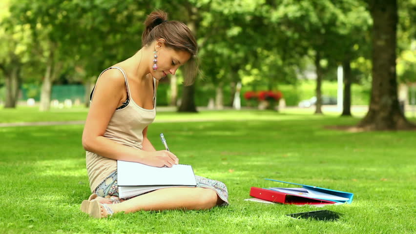 Девушка дневник природа фото. Мел эстетика. Стул студенточки 15 лет. Ребенок с дневником. Девочка в очках на природе читает.