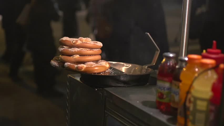 Eating at a New York City food stand (8 of 10)