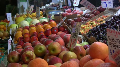 Food transaction at a colorful produce market. HD 1080i స్టాక్ వీడియో