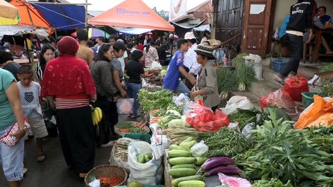 TOMOHON, INDONESIA - JAN 17: Fruit and vegetable stalls at busy morning market on January 17, 2014 in Tomohon, Sulawesi, Indonesia
