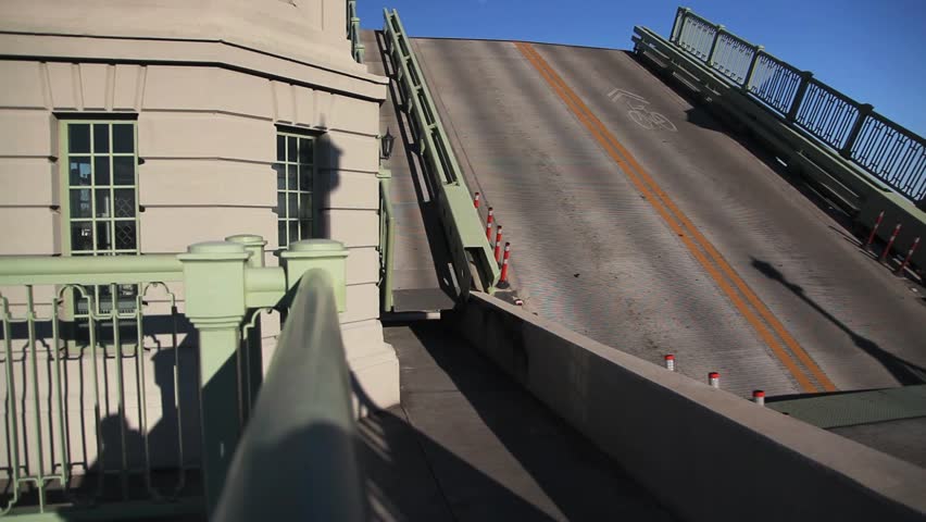 Drawbridge closes