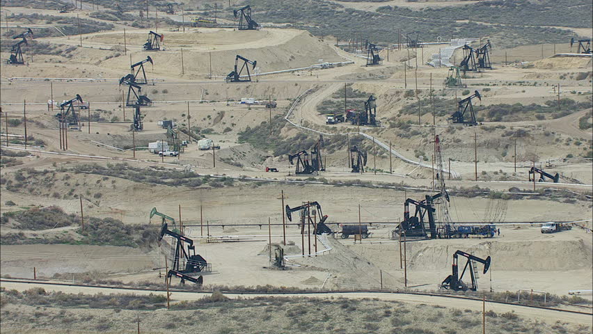 Oil Rigs Dirt Roads Hills. : vidéo de stock (100 % libre de droit ...