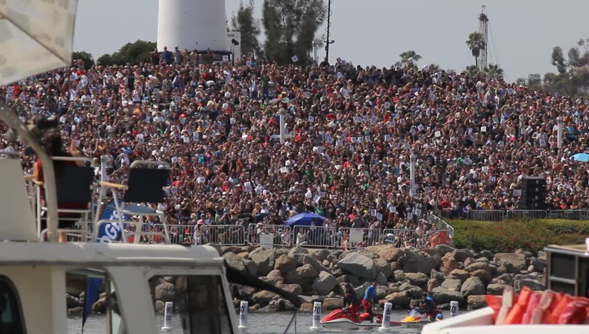 Crowd and lighthouse tilt up.