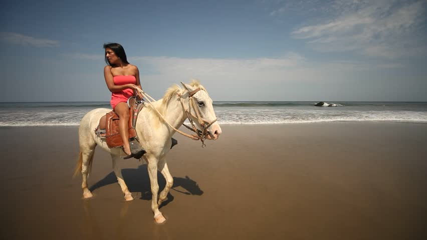 Женщина наездница видео. Nice woman on Horse. Woman Ride Black Horse Beach Marocco Video.