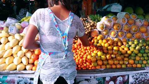Shopper selecting fruit at Farmer's Market. స్టాక్ వీడియో