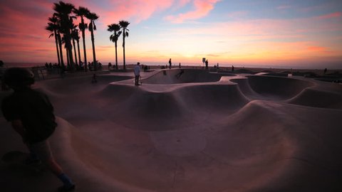 VENICE BEACH, CALIFORNIA -JANUARY 27- TIME LAPSE at the Venice Beach Skate Park of skateboard riders getting runs before the beautiful sun sets into ocean on January 27, 2014  Venice Beach California Vídeo Editorial Stock